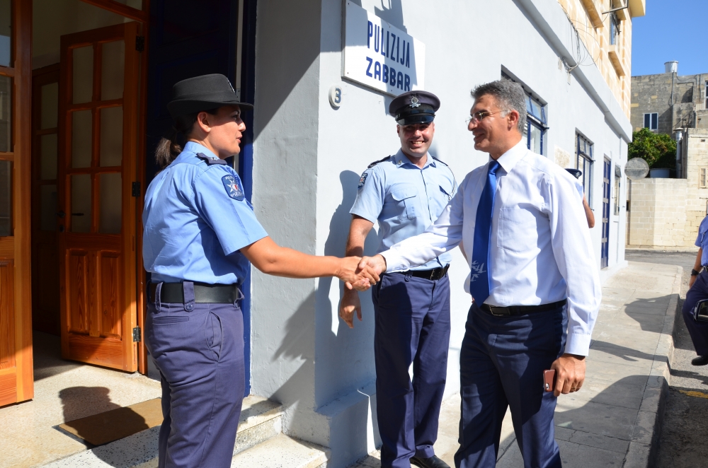 Il-Ministru Abela quddiem l-għassa ta' Ħaż Żabbar