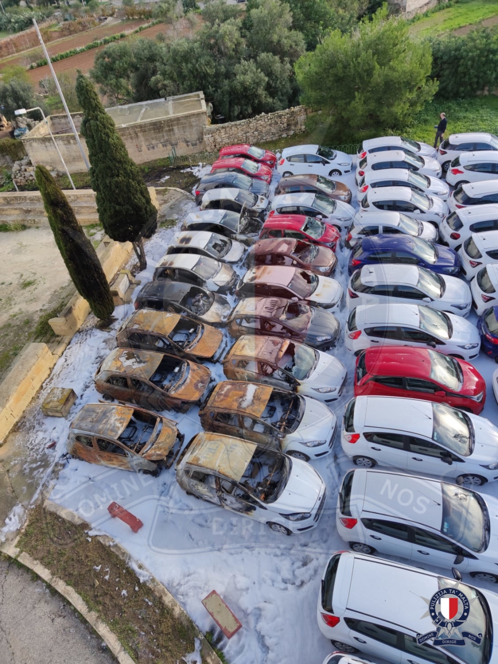 Il-karozzi maħruqin f'parkeġġ fil-Gudja