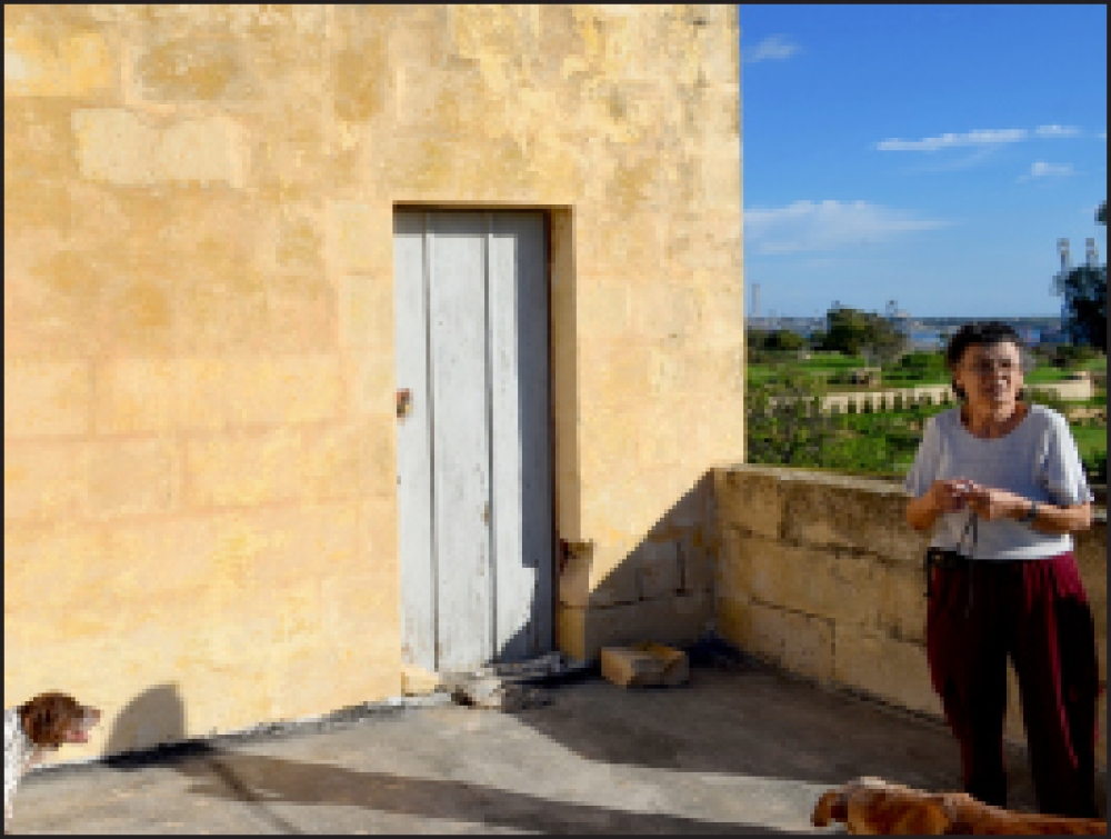 Cettina Farrugia, il-mara tan-neputi tal-vittma, turi l-għorfa fejn inqatel l-anzjan