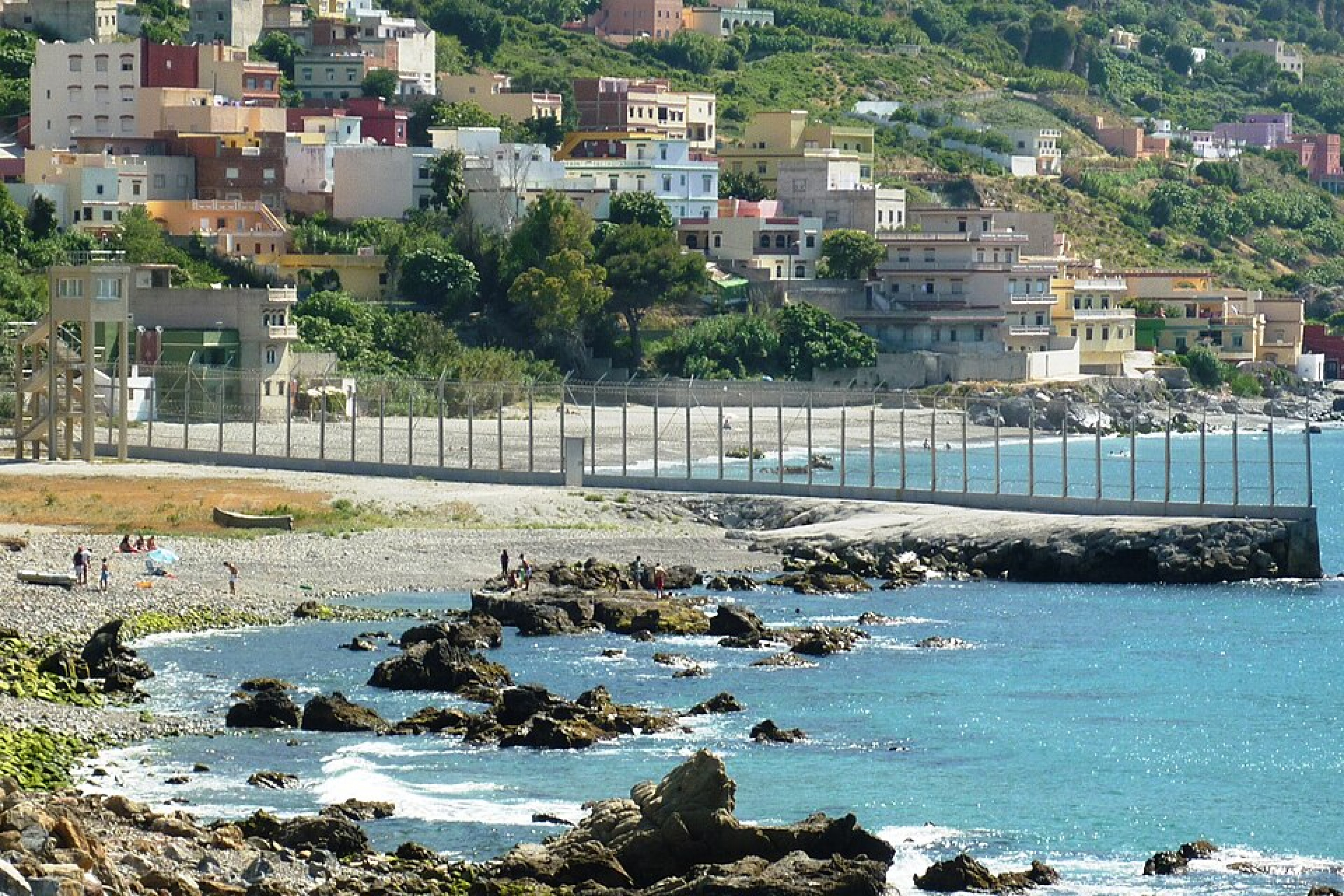 Il-fruntiera bejn il-Marokk u l-Unjoni Ewropea f'Ceuta, l-Afrika (Wikimedia Commons).