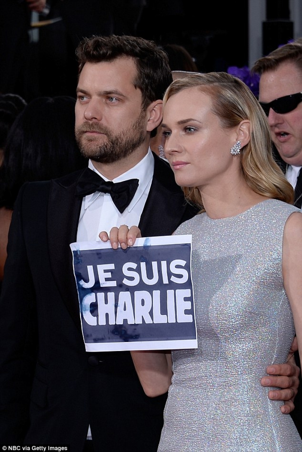 L-atturi Joshua Jackson u Diane Kruger iġġorru l-kliem 'Je suis Charlie'