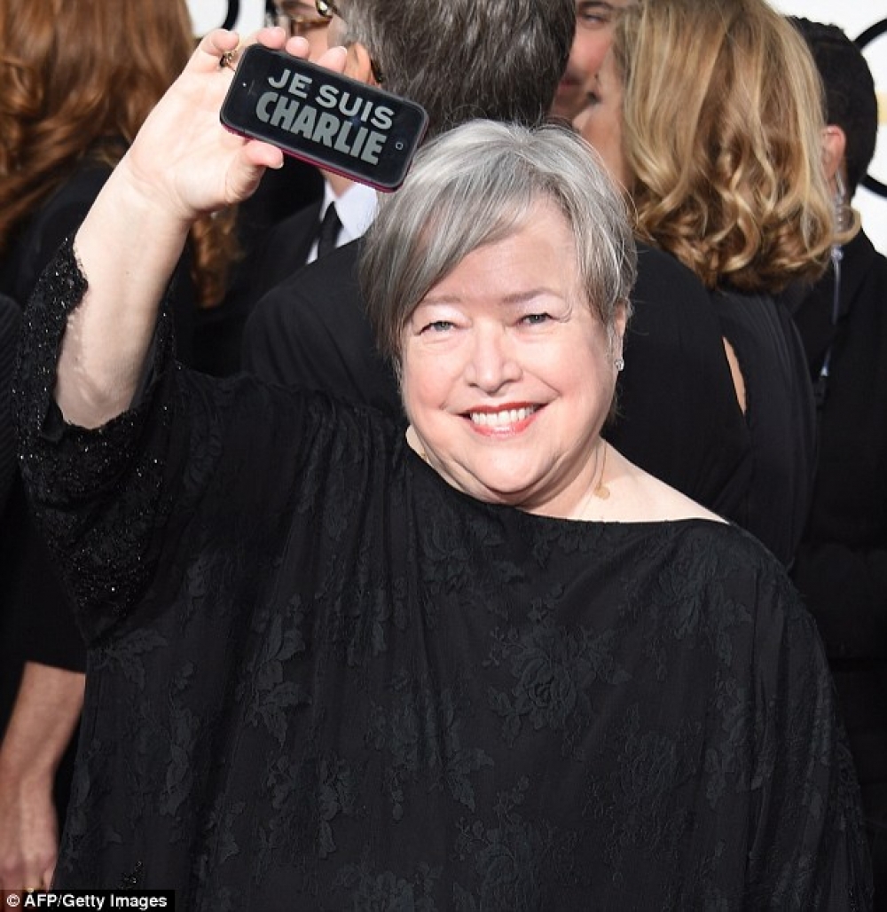 Kathy Bates iġġorr mobile bil-kliem 'Je suis Charlie'