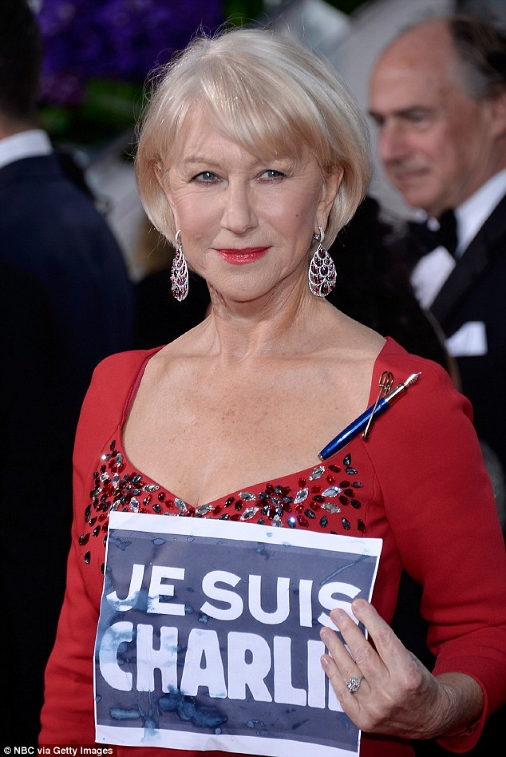 Id-dama Helen Mirren iġġorr karta bil-kliem 'Je suis Charlie' u pinna mqabbda mal-libsa tagħha