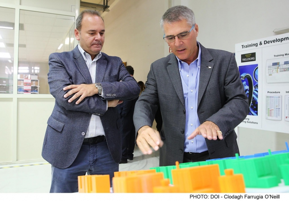 Il-Ministru għall-Ekonomija, Investiment u Intrapriżi Żgħar Chris Cardona waqt żjara lill-kumpanija Trelleborg Sealing Solutions