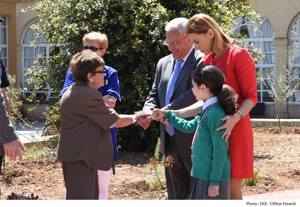 Justyne Caruana, Leo Brincat flimkien ma' tifla tal-iskola u anzjana waqt iċ-ċerimonja
