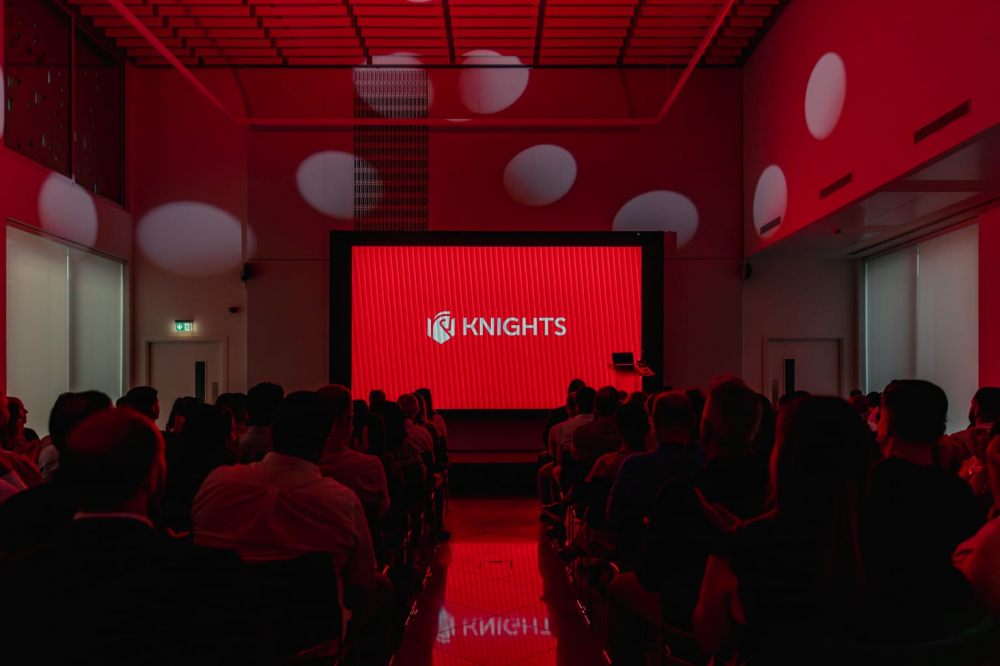 Knights College joffri scholarships għal studenti internazzjonali wara l-waqgħa tal-IEU