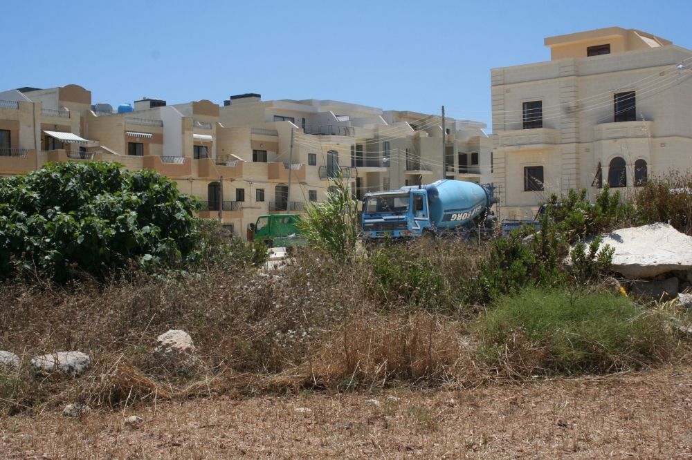 Taqla' paga medja u trid tikri f'Tas Sliema?...Insieha..