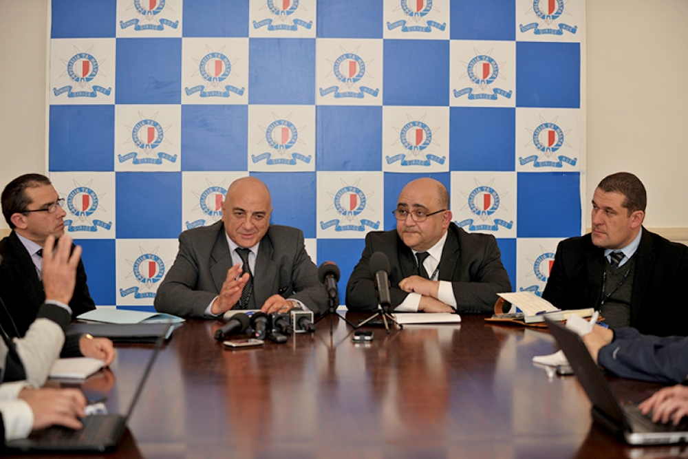 Id-Deputat Kummissarju Pierre Calleja jindirizza l-konferenza tal-aħbarijiet.