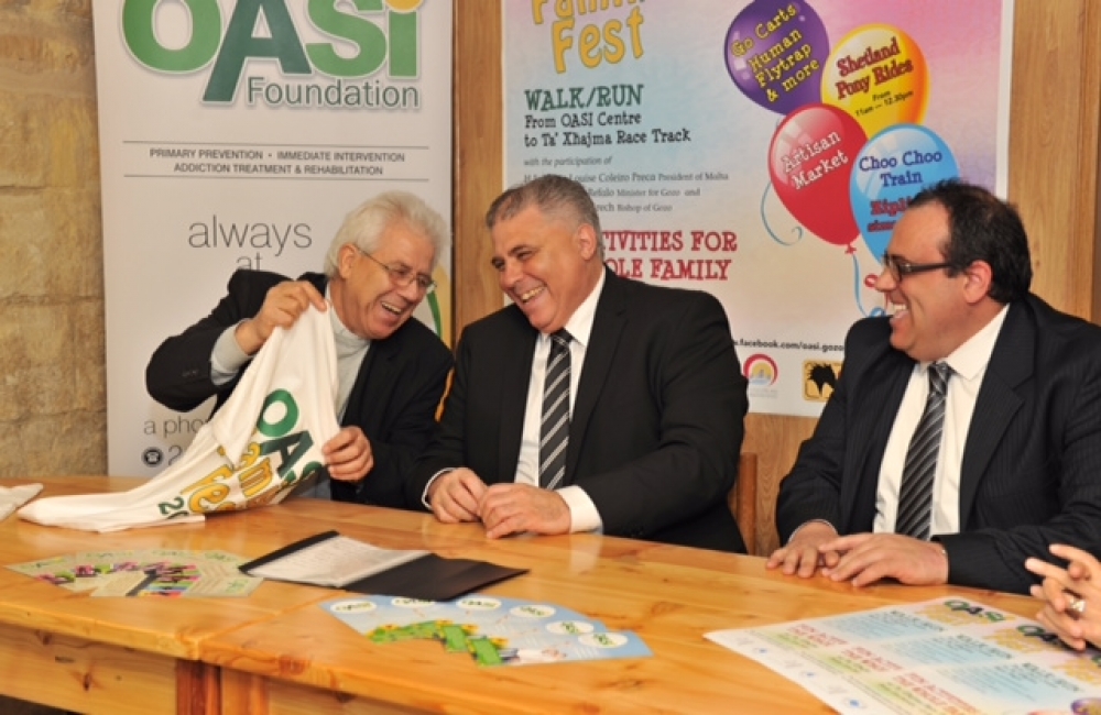Il-Ministru Refalo jingħata t-shirt minn Dun Manwel li jmexxi l-Oasi bil-Kap Eżekuttiv tal-Isports Board Alvin Grech jitbissem meta t-Tshirt mogħti lil ministru kien ta' daqs żgħira