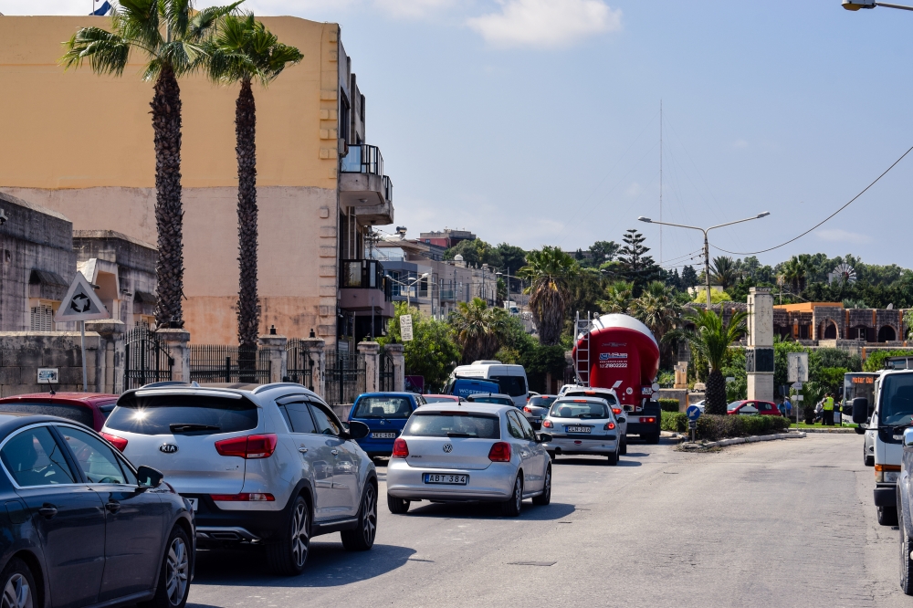Traffiku fiż-żona tal-Mosta- Ritratt Liam Carter