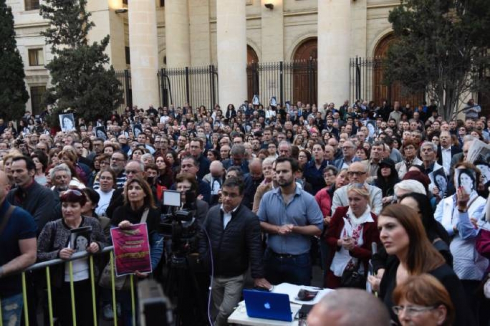 Il-folla ta' nies li  kienu attendew il-mixja b'tifkira ta' Daphne Caruana Galizia