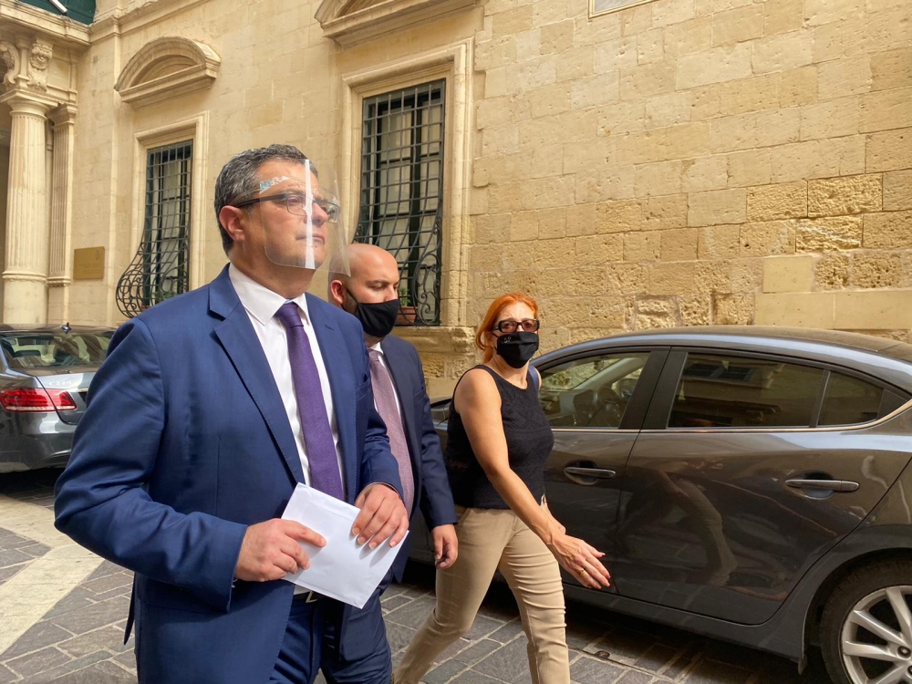 Adrian Delia fi triqtu lejn Kastilja b'ittra dwar il-VGH