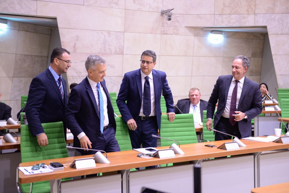 Adrian Delia jieħu postu fil-Parlament