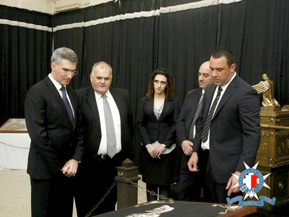 Il-Ministru Carmelo Abela flimkien mal-Kummissarju tal-Pulizija u t-tliet membri tal-Korp li għamlu x-xogħol kollu. Ritratt CMRU