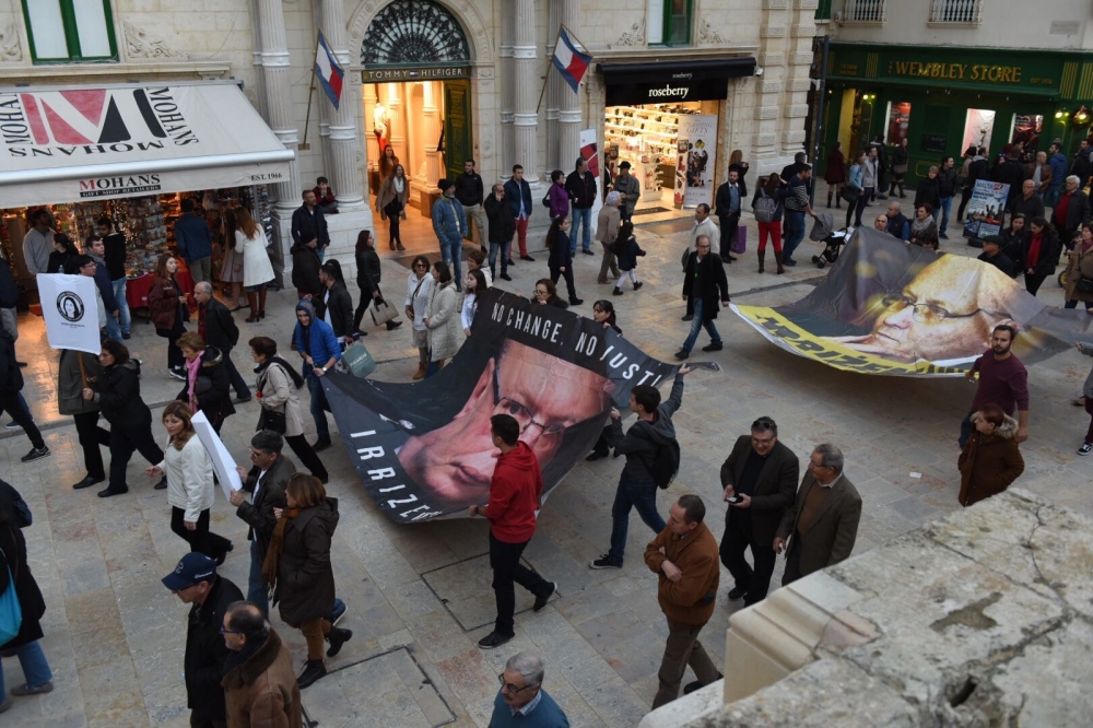 Iżommu l-għajta għar-riżenja tal-Kummissarju tal-PUlizija | Ritratt James Bianchi