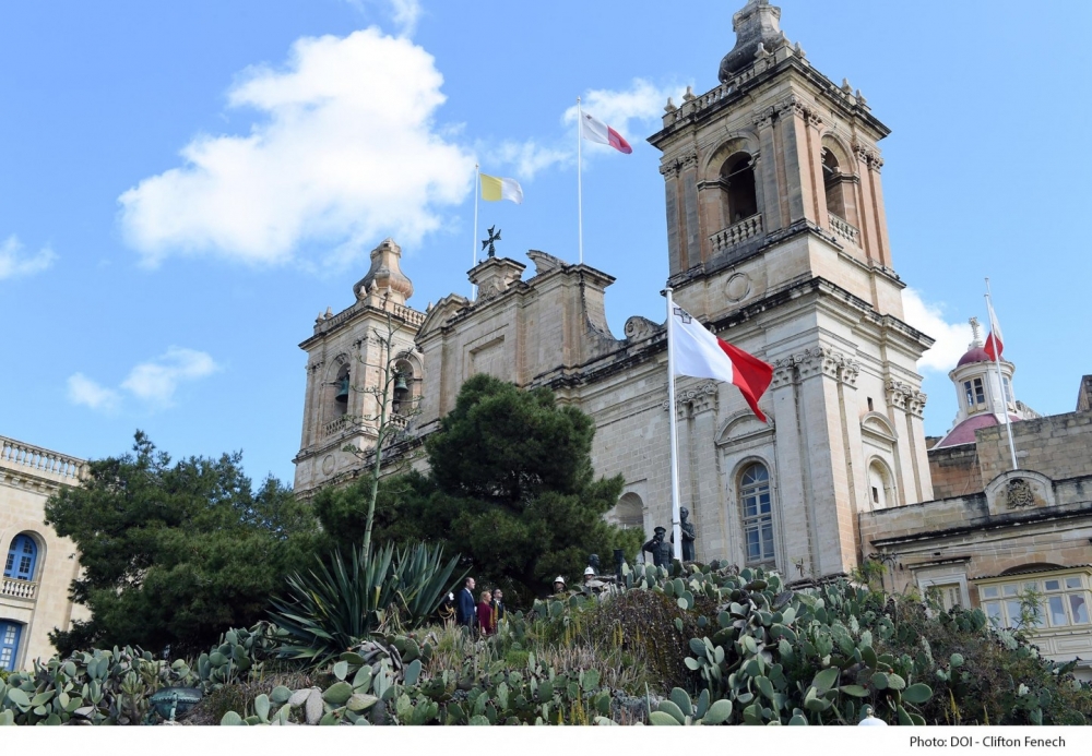 Il-Monument tal-Ħelsien quddiem il-Knisja ta' San Lawrenz