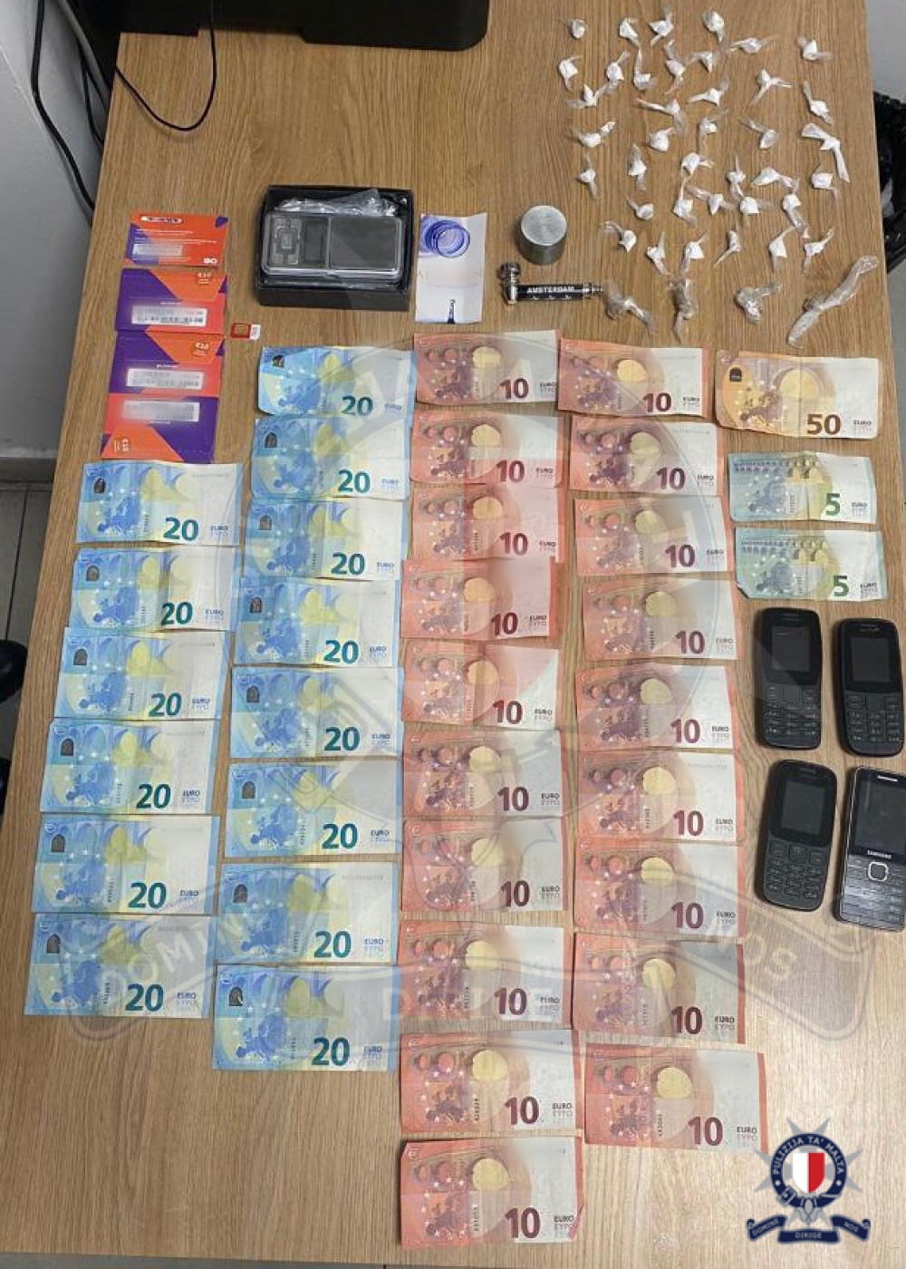 Id-droga, flus u oġġetti oħra li nstabu fil-pussess taż-żagħżugħ