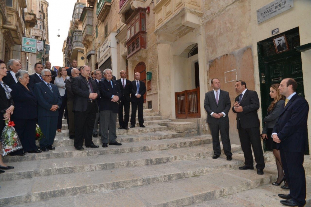 Ċerimonja ta’ tifkira f’ġieħ Manwel Dimech quddiem id-dar fejn twieled