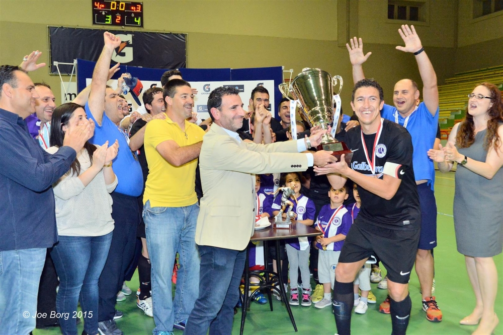 Il-President tal-FMA, il-Perit Mark Borg, jippreżenta t-Tazza tar-rebħ tal-Kampjonat Premier tal-Futsal, lill-captain ta’ Luxol, William Barbosa. Ritratt - Joe Borg