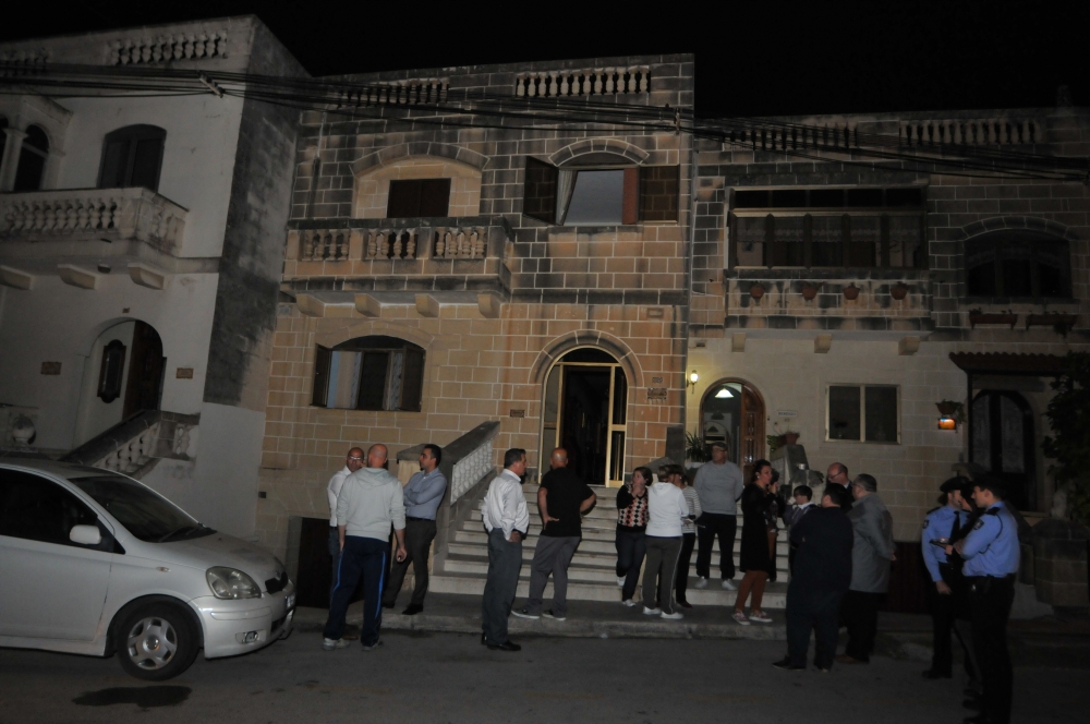 Barra d-dar tal-Kummissarju wara nar fil-kċina