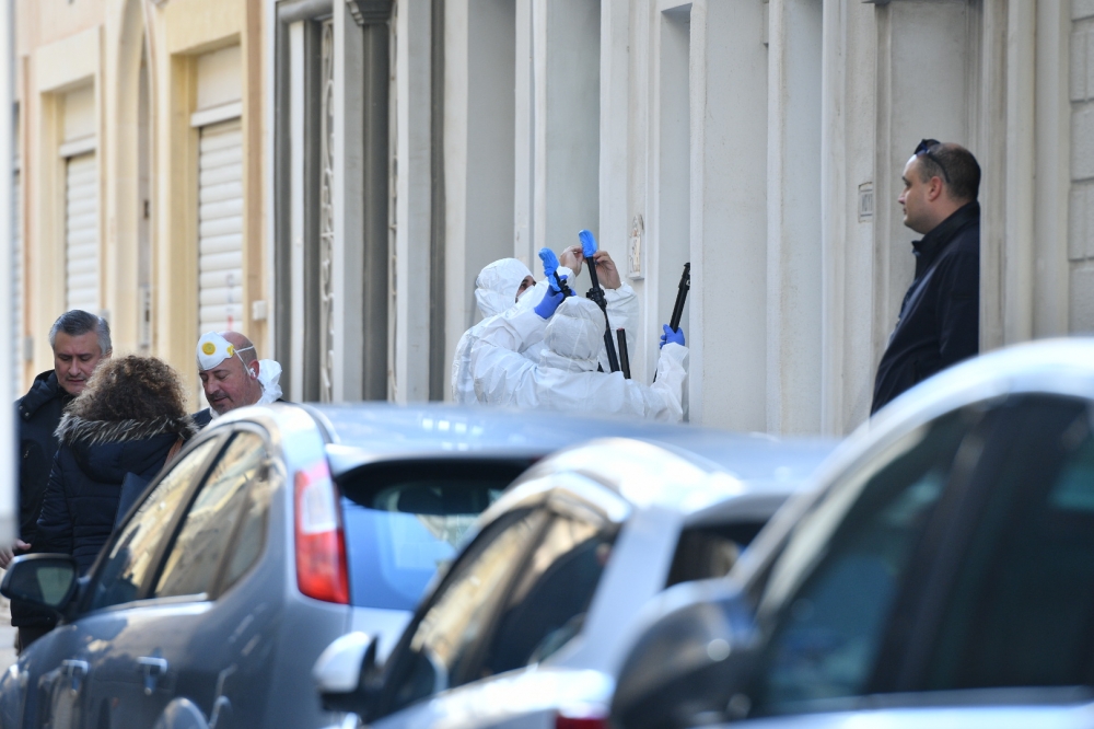 Il-forensics unit deħlin fl-appartament