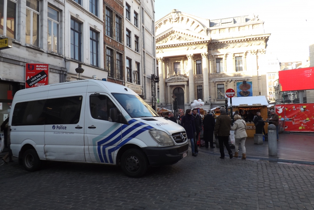 karrozzi tal-pulizija jgalqu it-toroq li jwasslu għal X'Mas Markets