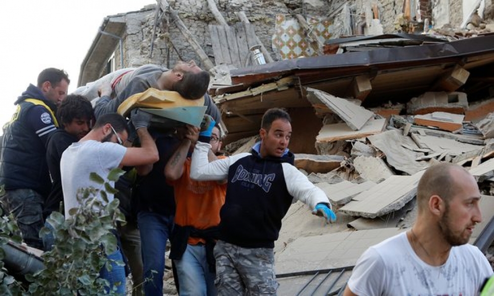 Persuni jġorru ferut wara li ġie salvat f'Amatrice