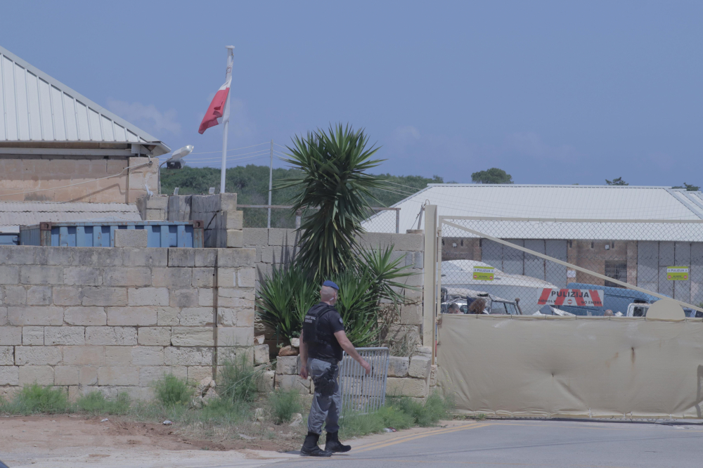 Gwardjam tal-ħabs jagħmel ronda barra l-garaxx tal-pulizija ta’ Pembroke fejn ġew eżaminati investigazzjonijiet forensiċi fuq il-karozza ta’ Daphne Caruana Galizia (Ritratt: Juliana Zammit/MaltaToday)