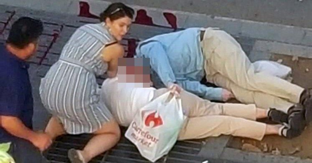 Żewġ anzjani mixħutin fuq il-bankina wara l-attakk f'Las Ramblas f'Barċellona