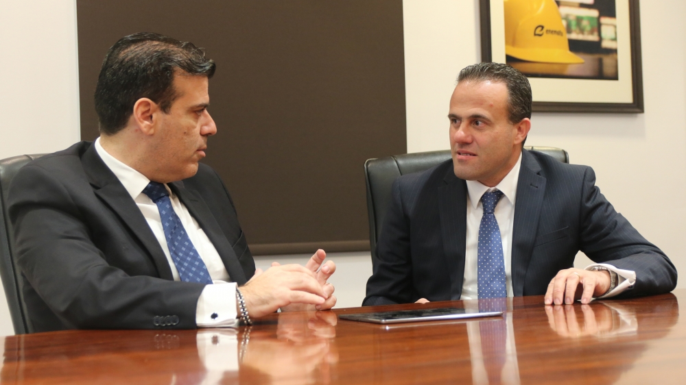 L-InġinierJason  Vella (lemin) flimkien maċ-Chairman tal-Enemalta Fredrick Azzopardi (xellug)