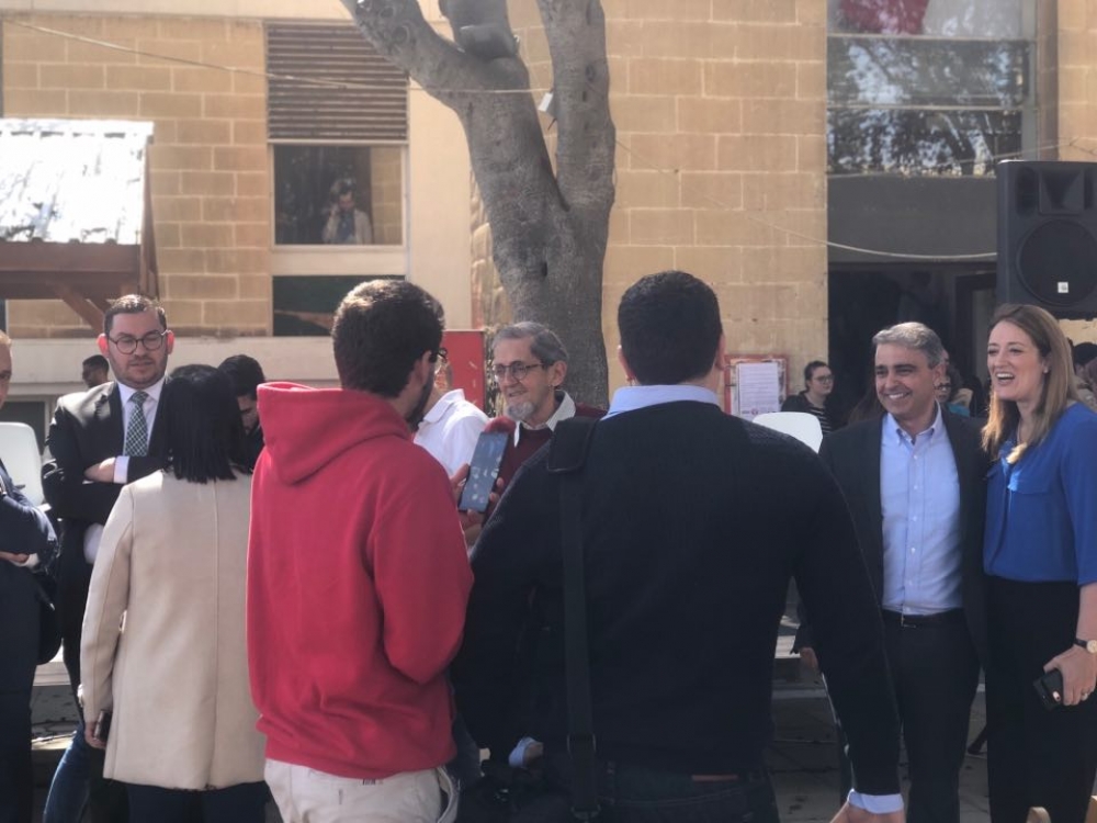 Cyrus Engerer fuq naħa u Metsola fuq l-oħra qabel id-dibattitu