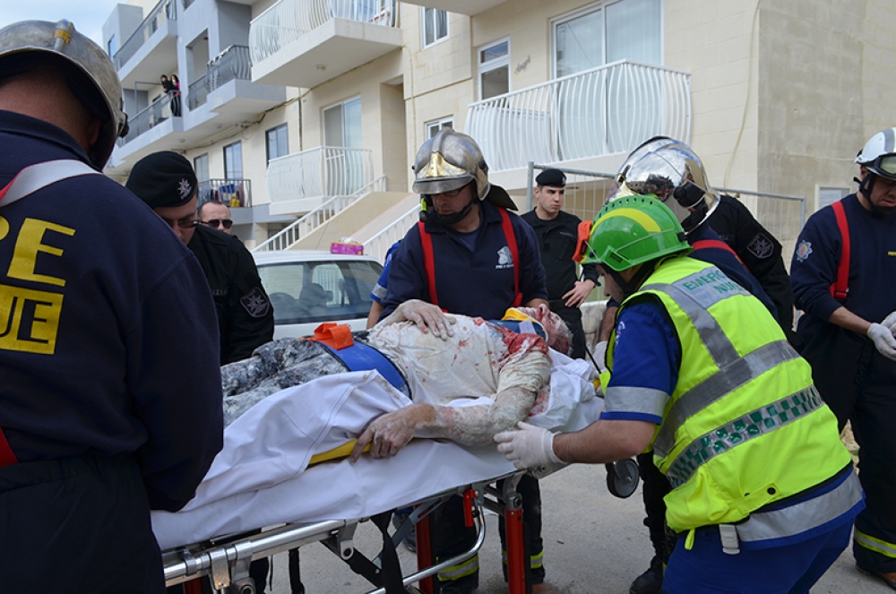 Il-ħaddiem li waqa' minn għoli ta' erba' sulari qed jiddaħħal fl-ambulanza. Ritratt John Pisani