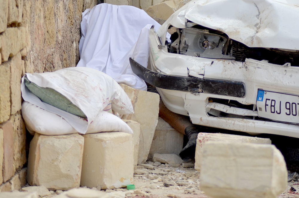 Il-kadavru ta' Ġan Patist bejn il-ħajt u l-karozza. Ritratt John Pisani
