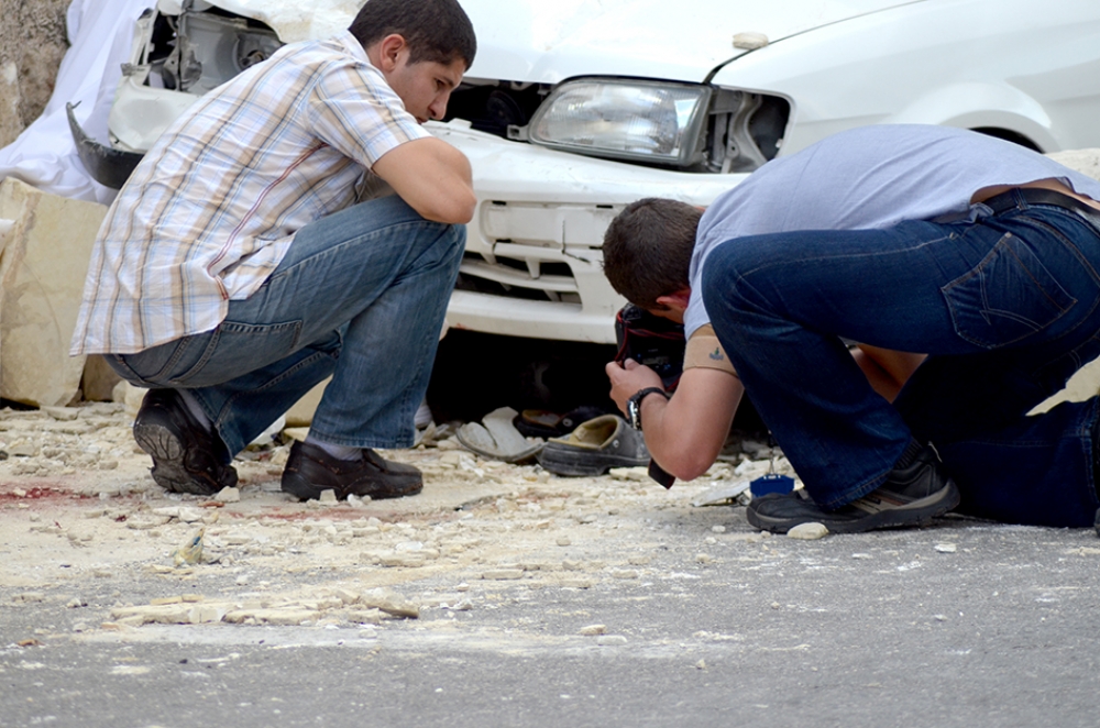 Pulizija tal-Fotografija jieħdu ritratti tal-kadavru mirdum.  Ritratt John Pisani
