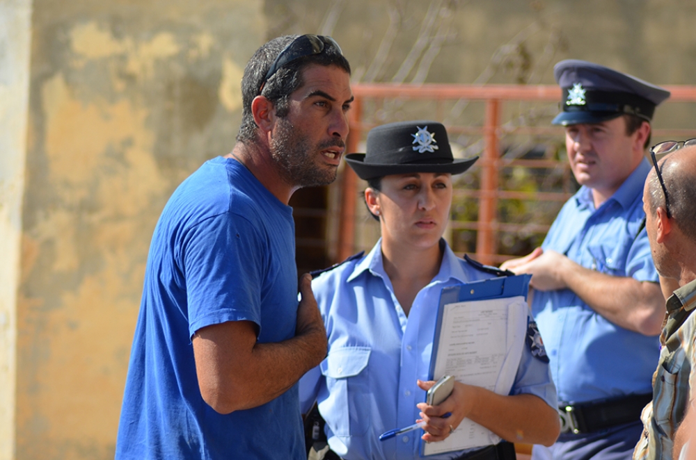 Iben il-vittma mbikkem bit-traġedja.  Ritratt John Pisani