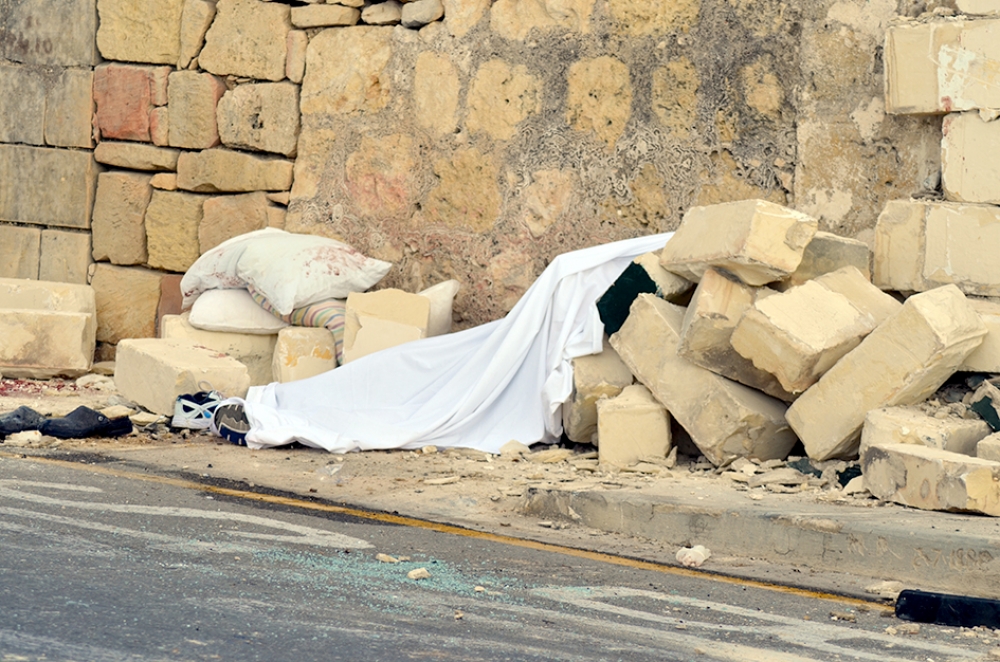 Il-katavru ta' Azzopardi wara li tneħħiet il-karozza li qatlitu.  Ritratt John Pisani