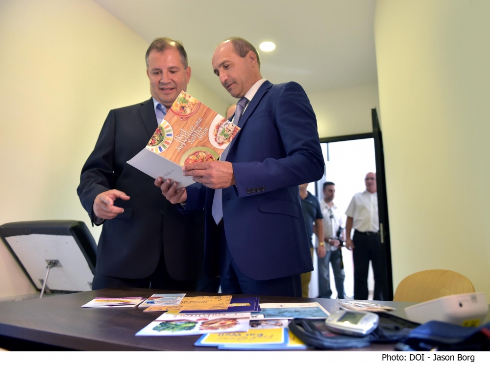 Il-Ministru Fearne u s-Segretarju Buontempo waqt il-ftuħ ta' berġa ġdida