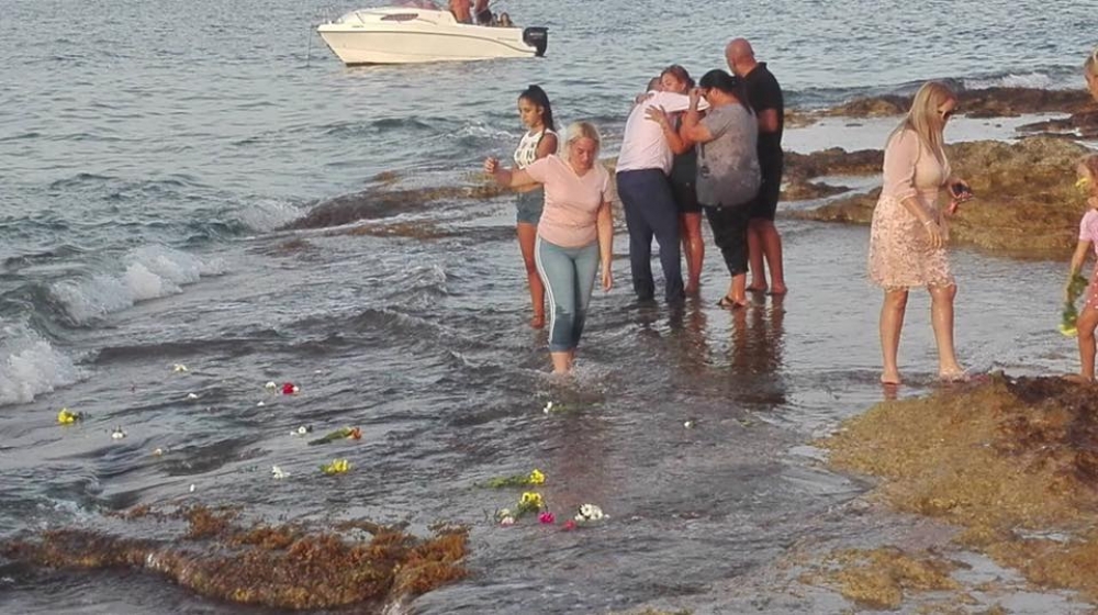 Fjuri fil-baħar biex titfakkar ħajjet Neil Zammit li miet waqt li kien qed jogħdos fl-ibħra ma' sieħbu