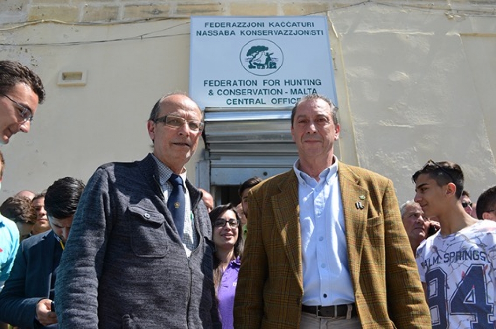 Joe Perici Calascione u Lino Farrugia quddiem l-uffiċini tal-FKNK