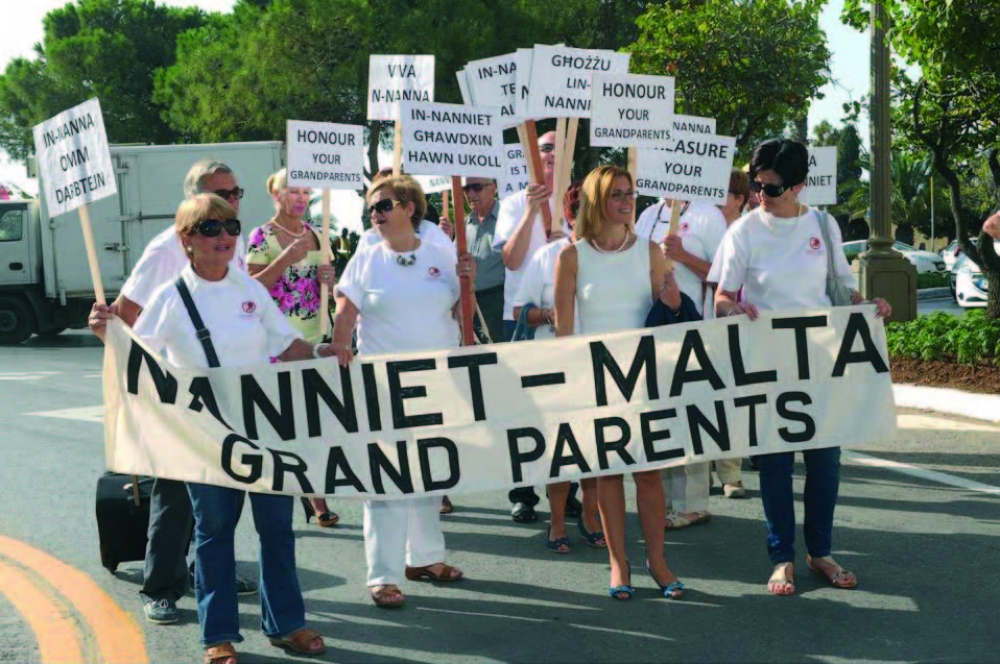 Il-fondazzjoni Nanniet Maltin waqt mixja bi thejjija għal Jum in-Nanniet fil-Belt Valletta