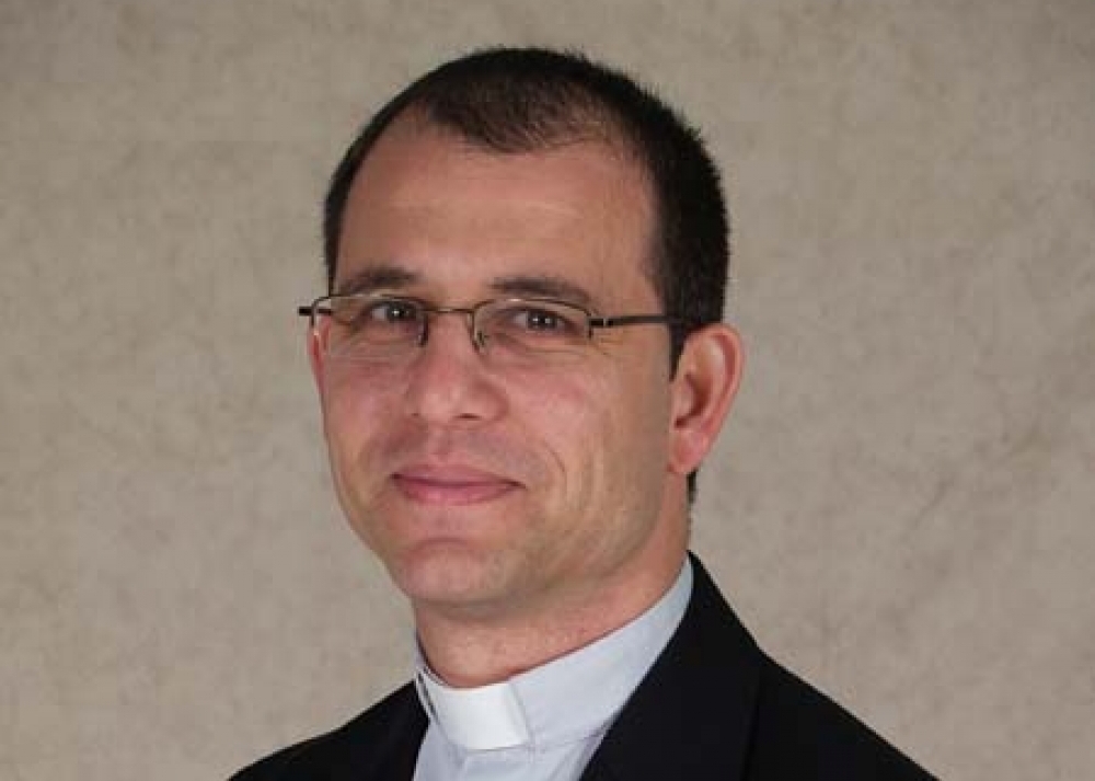Fr Jimmy hu magħruf għal wiċċ ġdid żgħażugħ u garanzija ta' nuqqas ta' taqlib