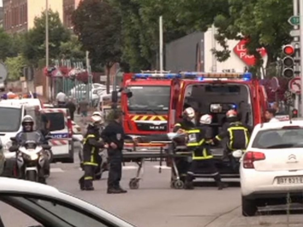 Il-Pulizija għalqu t-toroq madwar il-knisja hekk kif dehret persuna tiġi mtella' f'ambulanza