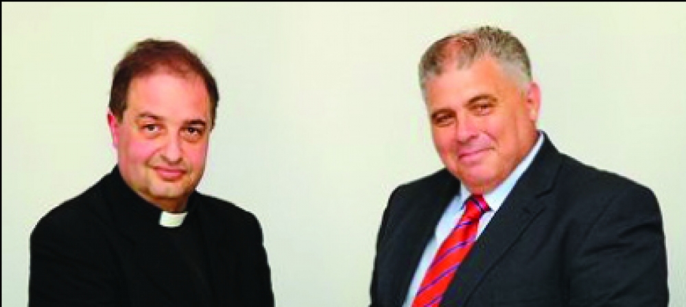 L-Arċipriet Frankie Bajada u l-Ministru Anton Refalo laħqu ftehim