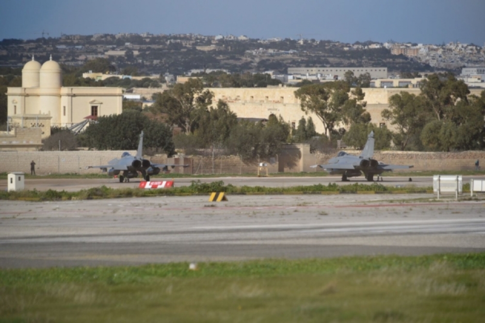 Żewġ ajruplani tal-gwerra Franċiżi fl-ajruport ta' Malta | Ritratt ta' James Bianchi