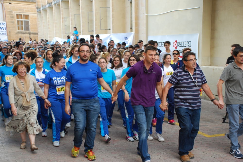 L-istudentital-Kulleġġ Santa Tereża jitilqu għaċ-Charity Fun Run (Ritratt - Tony Sammut)