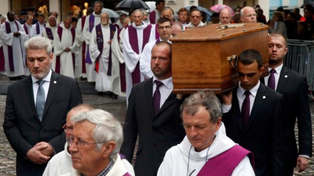 Eluf jattendu għall-funeral tal-qassis maqtul minn żewġ estremisti Iżlamiċi