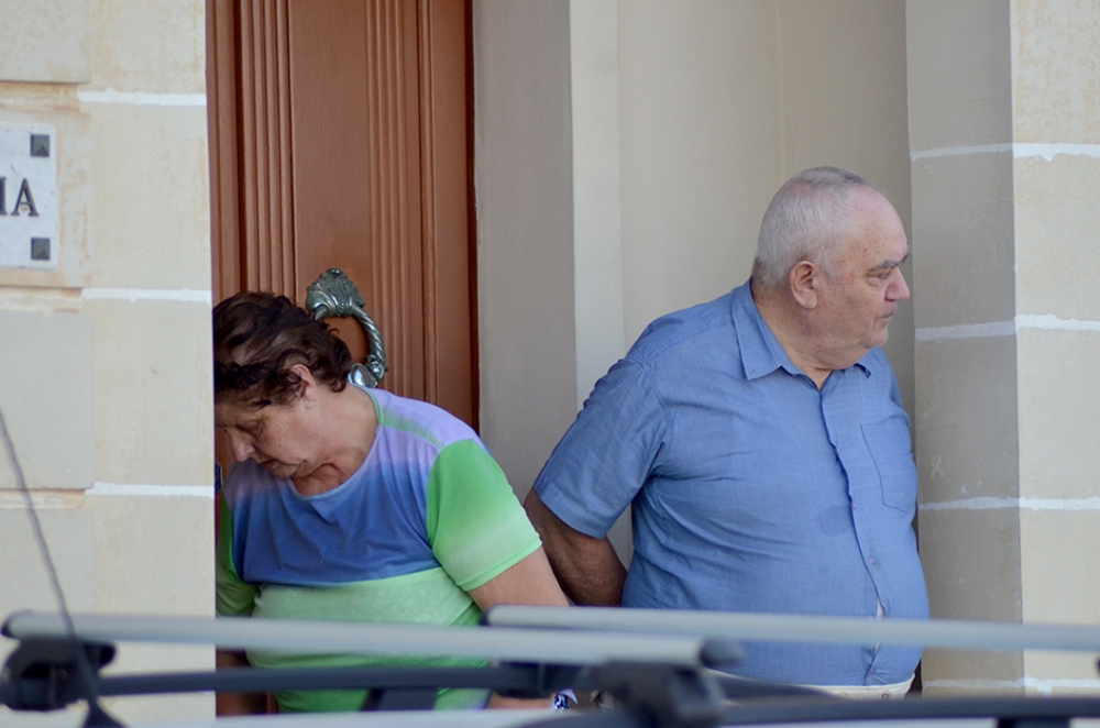 Carmen Pace u żewġha Joseph, il-koppja anzjani ġirien tal-familja Azzopardi.  Ritratt John Pisani 