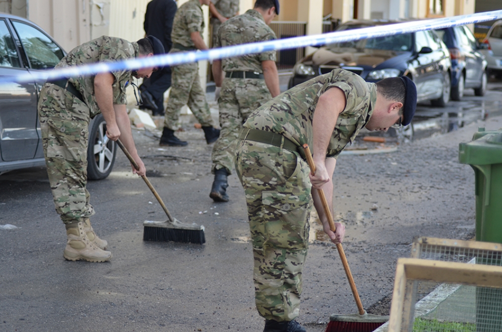 Suldati mill-EOD jikinsu t-triq biex isibu partijiet mill-bomba għal aktar stħarriġ.  Ritratt John Pisani