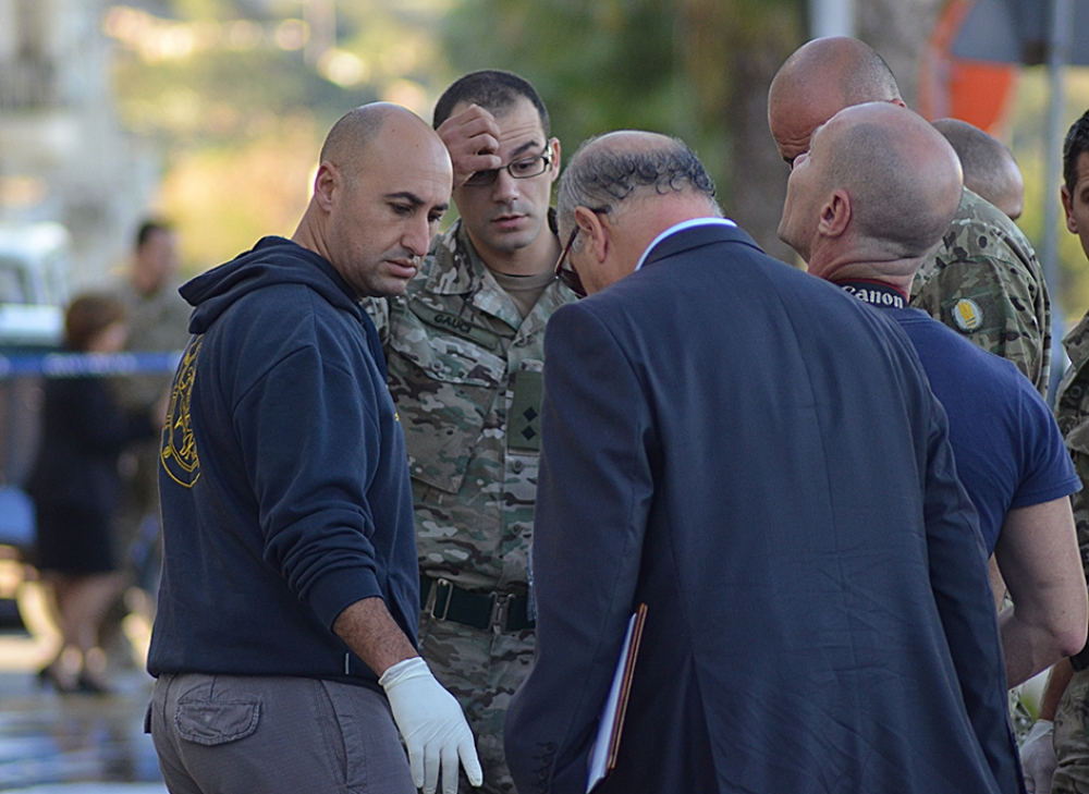 Il-Brigadier Jeffrey Curmi (xellug), li mexxa l-istħarriġ min-naħa tal-Armata flimikien mal-espert tal-Qorti l-Professur Alfred Vella.  Ritratt John Pisani