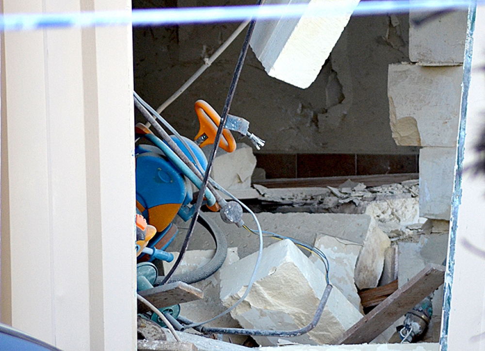 Ġugarelli ta' ulied l-Ispettur Azzopardi fil-garaxx.  Ritratt John Pisani